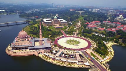 Putrajaya Malaysia – A stunning cityscape showcasing modern architecture, lush greenery, and serene water bodies, reflecting Malaysia's administrative elegance.