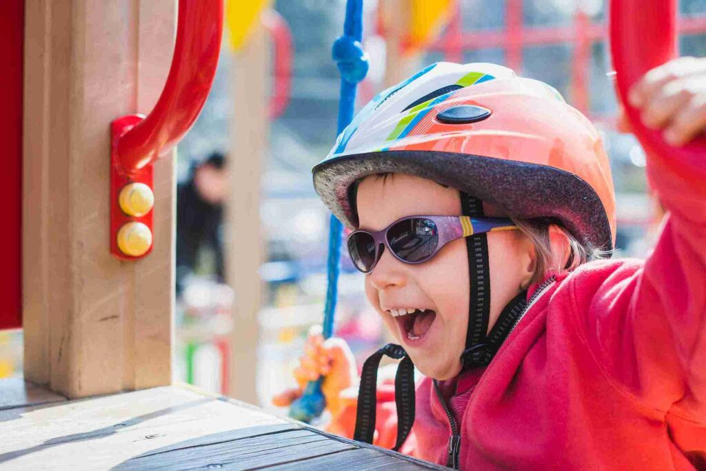 <a href="https://www.freepik.com/free-photo/kid-playing-outside-playground_2349571.htm#fromView=search&page=1&position=1&uuid=2d9388ae-9520-4d94-901a-de0cd682c882">Image by freepik</a>
Best place to visit in Singapore with family