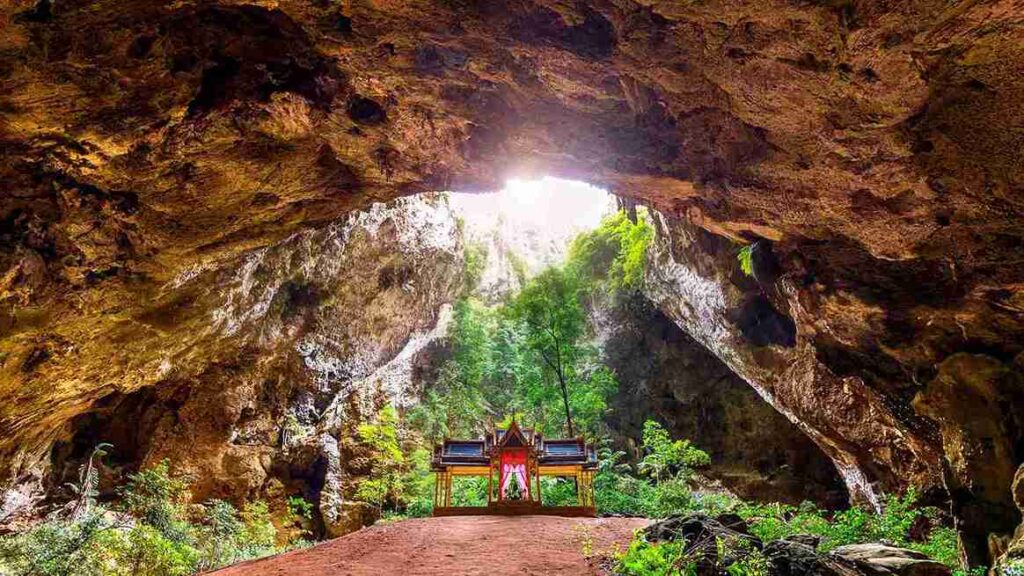 <a href="https://www.freepik.com/free-photo/phrayanakorn-cave-prachuap-khiri-khan-province-thailand_13181255.htm#fromView=search&page=1&position=2&uuid=bbc4b59c-c6cc-41b9-9014-f98a34c06cd8">Image by tawatchai07 on Freepik</a>
Best places to visit in Kuala Lumpur